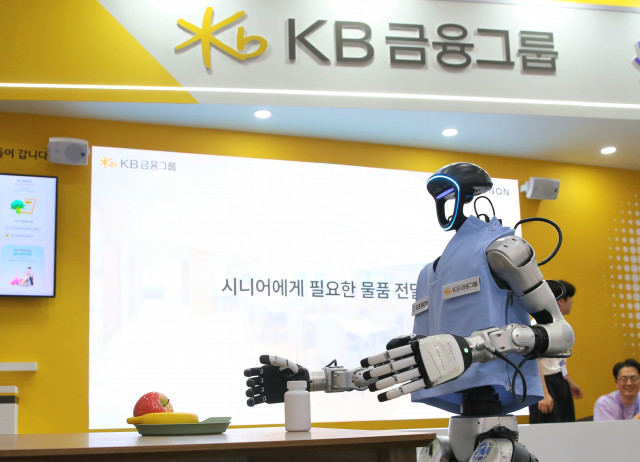 AI EXPO KOREA 2026 KB금융 부스에서 시니어 돌봄 휴머노이드 로봇이 시연되는 모습